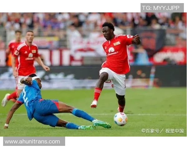 英甲激战牛津联对决克鲁双方全力争胜展现足球魅力