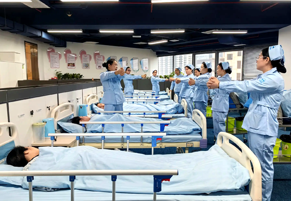 广西：从“一人住院全家忙” 到“专业照护负担轻”(图2)