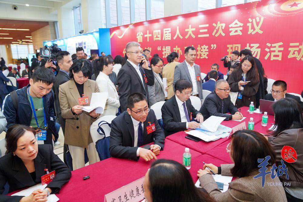 Bwin必赢平台政府“摆摊”代表献计广东首办代表建议“提办对接”现场活动(图2)