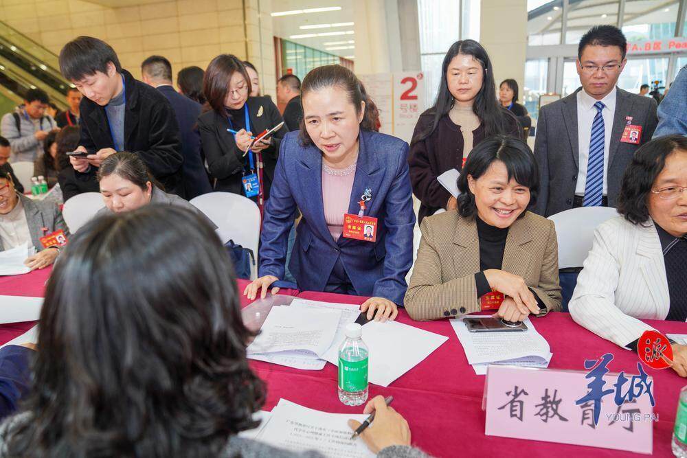 Bwin必赢平台政府“摆摊”代表献计广东首办代表建议“提办对接”现场活动(图3)