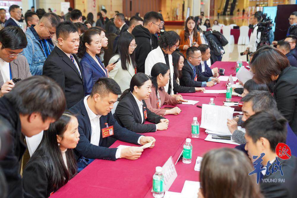 Bwin必赢平台政府“摆摊”代表献计广东首办代表建议“提办对接”现场活动(图4)