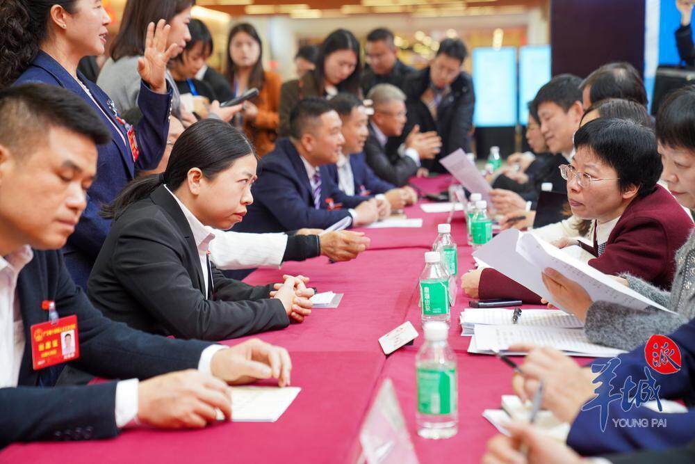Bwin必赢平台政府“摆摊”代表献计广东首办代表建议“提办对接”现场活动(图5)