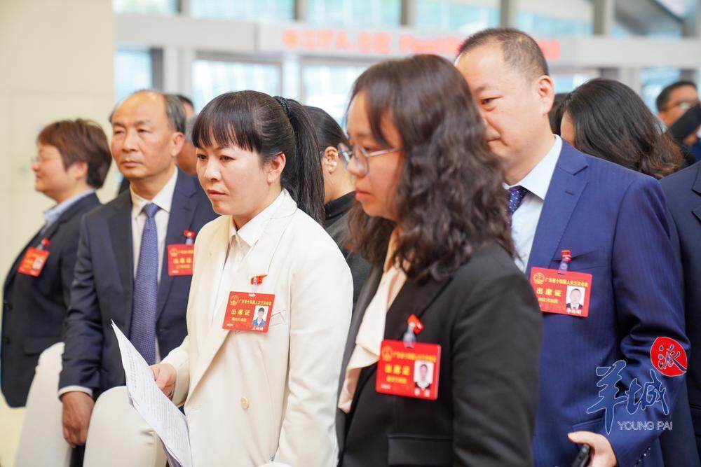 Bwin必赢平台政府“摆摊”代表献计广东首办代表建议“提办对接”现场活动(图6)