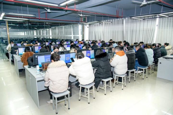 贵工商“生成式人工智能（AIGC）赋能人才培Bwin必赢官网养质量提升”系列专题实践培训活动圆满落幕(图2)