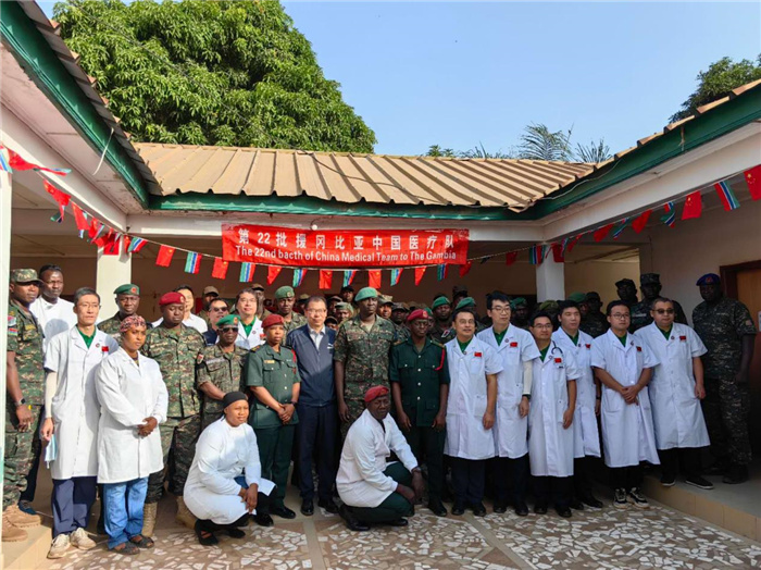 中国医疗队走进冈比亚武装部队训练学校开展义诊活动(图1)