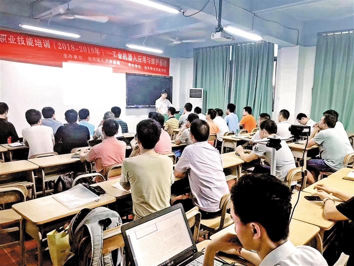 青海足协E级教练员讲师选拔培训班开班
