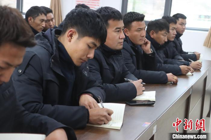 西藏森林消防总队林芝支队察隅中队为驻地森林草原防火半专业队伍开展业务培训(图2)
