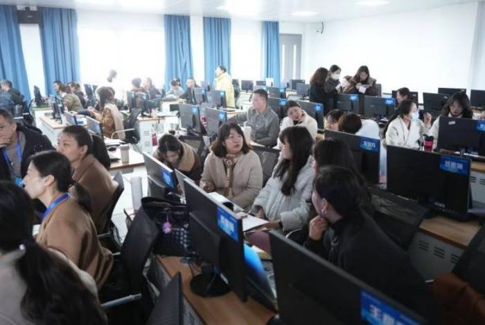 重庆城市科技学院人文学院教师参加AI师资专业培训(图5)