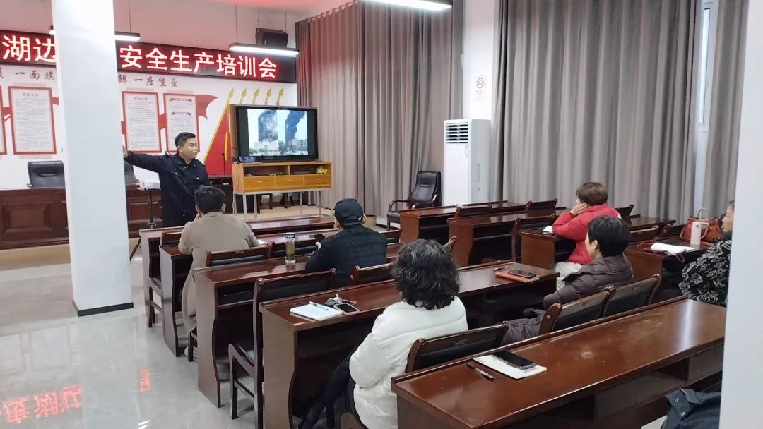 屯溪区屯光镇湖边社区举办消防技能及安全知识培训讲座(图1)