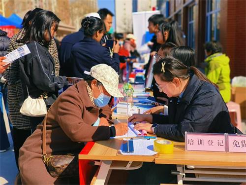 Bwin必赢官网宁夏银川市西湖社区：培训+招聘会促居民就业(图5)