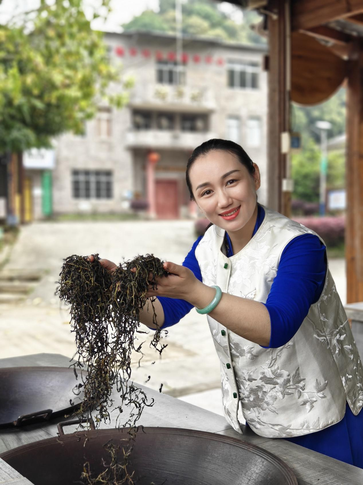 茶香润乡土 匠心谱新篇——记全国技术能手覃聪聪的茶文化传承与助农之路Bwin必赢注册(图1)