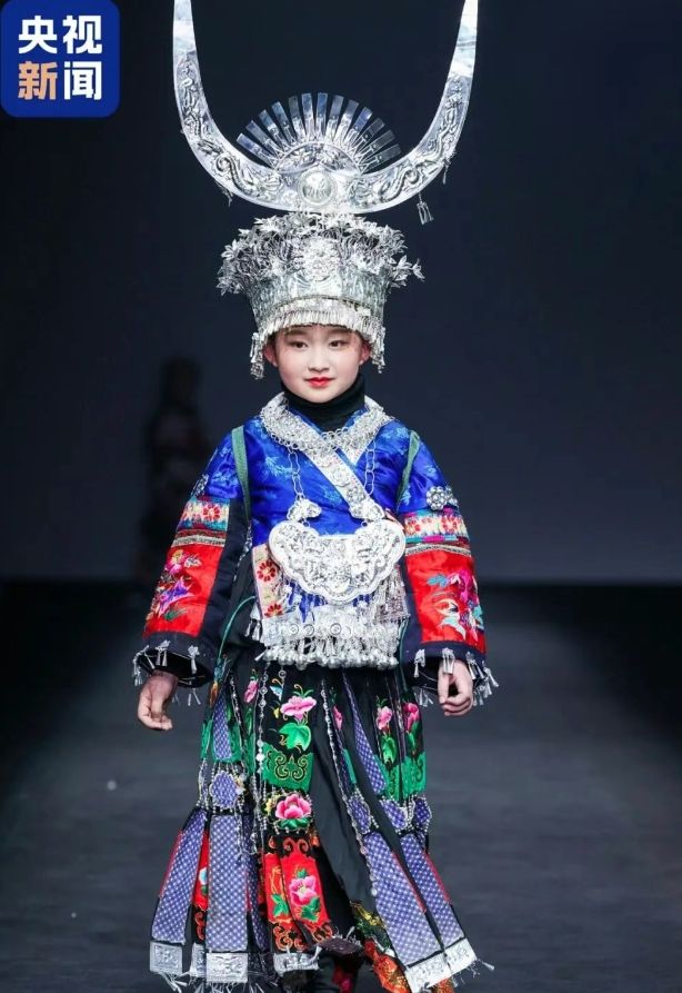 Bwin必赢平台45个山里娃站上国际T台设计师讲述藏在衣服里的秘密(图2)