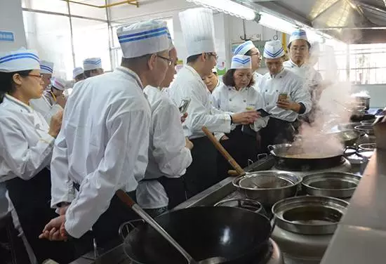 轻松月入十万？揭秘“养老规划师”招聘乱象