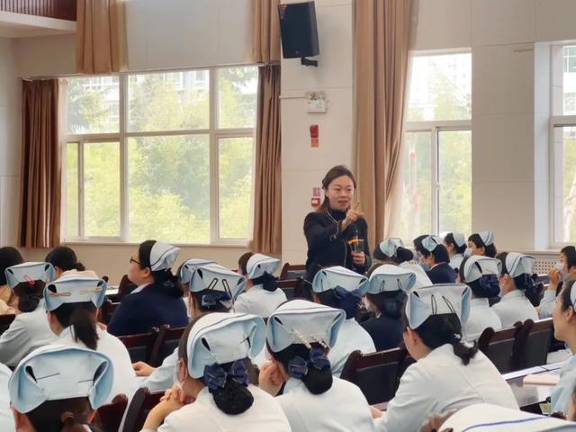 人文关怀润初心护患共情启新章——陕西中医药大学附属医院举办护理人文与护患沟通专题培训(图1)
