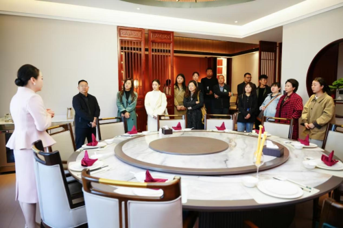 河南省电工技术学会电力新能源专业委Bwin必赢平台员会成功举办商务礼仪专题培训(图4)