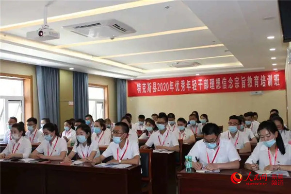 校长马琰铭参观调研学校党员教育培训基地和学生创新实践基地
